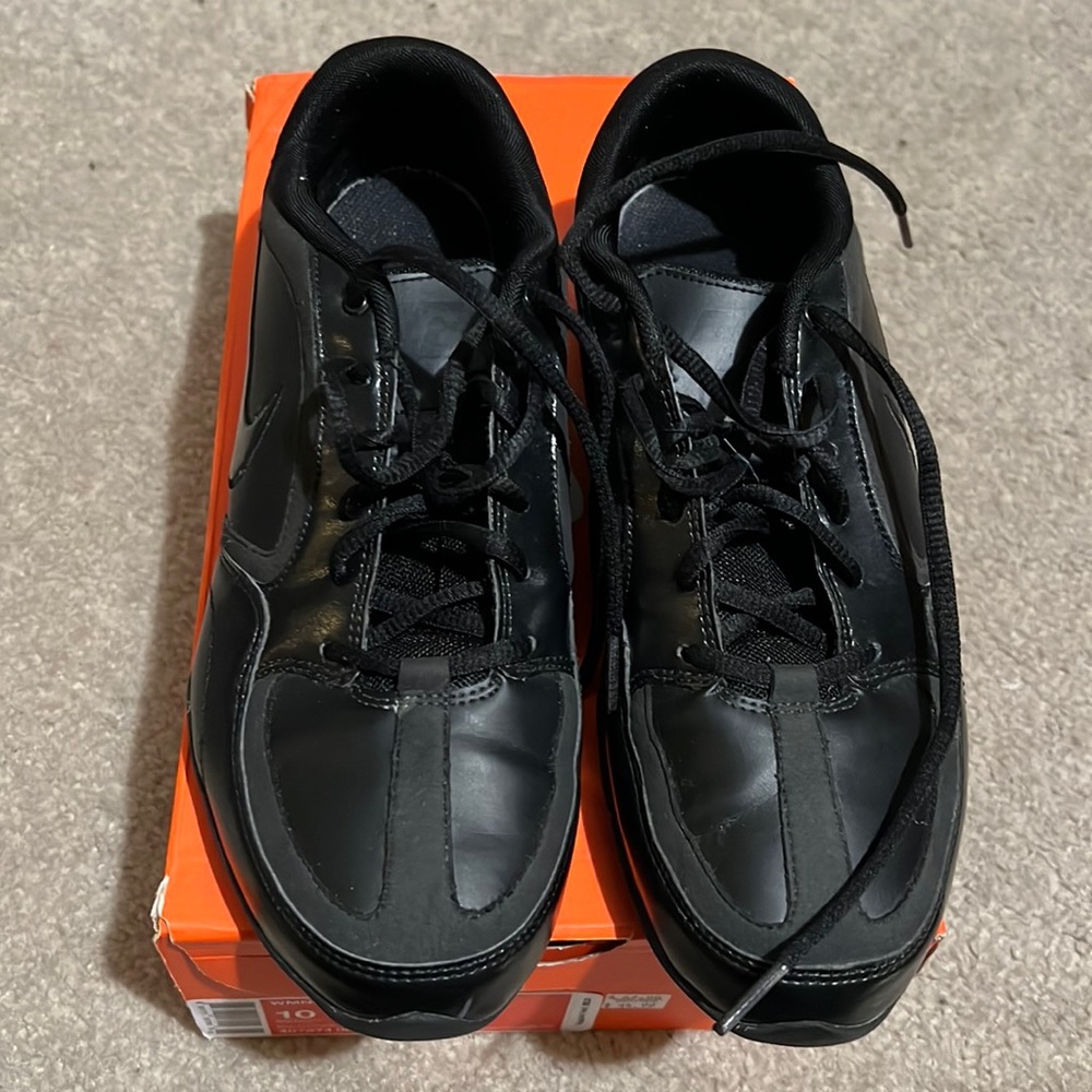 Black Nike tennis shoe, size 10
